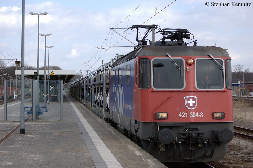 421 394-8 von der SBB Cargo mit dem Fiat Autotransportzug fr den Englischen Markt, auf BLG Logistics eignenden Waggons, in Rathenow auf dem Weg nach Dodendorf. 11.03.2011