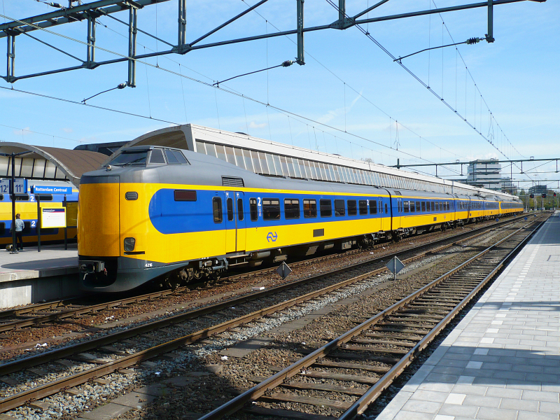 4216 mit 4080 auf Gleis 11 Rotterdam Centraal Station 13-04-2011.
