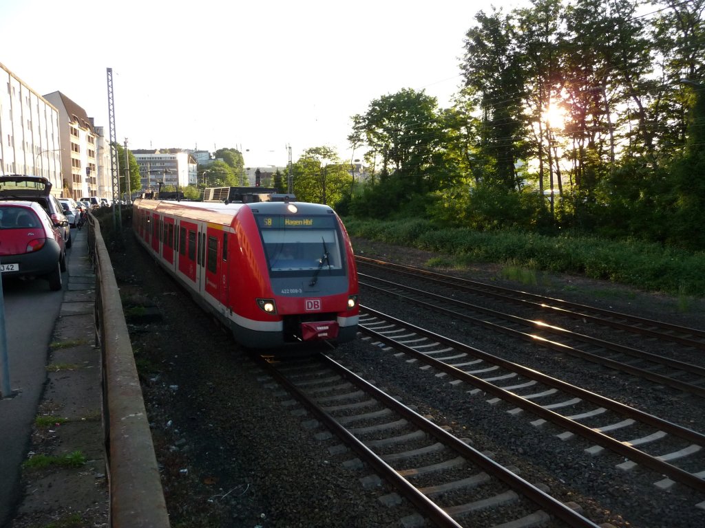422 008 am 25.05.2012 in Wuppertal.
S8 -> Hagen Hauptbahnhof