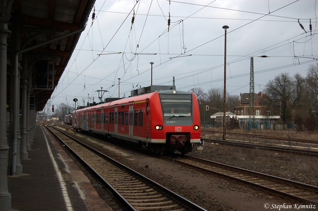 425 008/508 kommt aus der Abstellung und fuhr spter als RB30 (RB 17827) von Stendal nach Schnebeck-Bad Salzelmen. Die 425 008/508 ist der Erste Triebwagen dieser Baureihe in Sachsen-Anhalt der LED´s bekommen hat. 10.03.2012