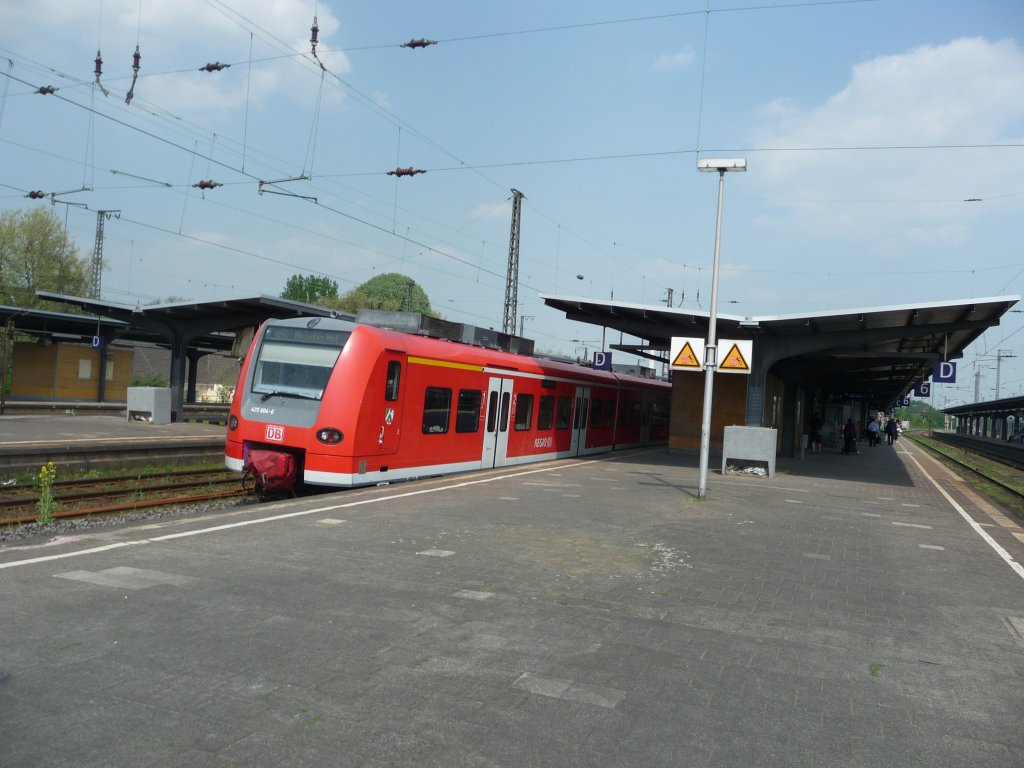 425 104 steht am 21.04.2011 im Bahnhof Wanne-Eickel
RB42 -> Mnster Hauptbahnhof