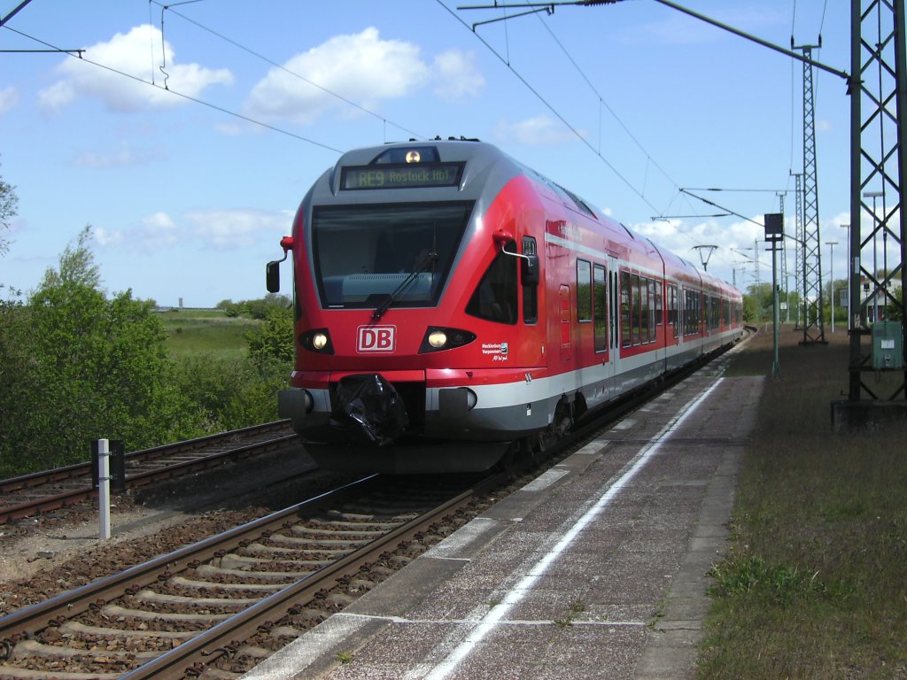 429 028 als RE 33212 Sassnitz-Rostock am 29.Mai 2010 im Bahnhof von Altefhr.