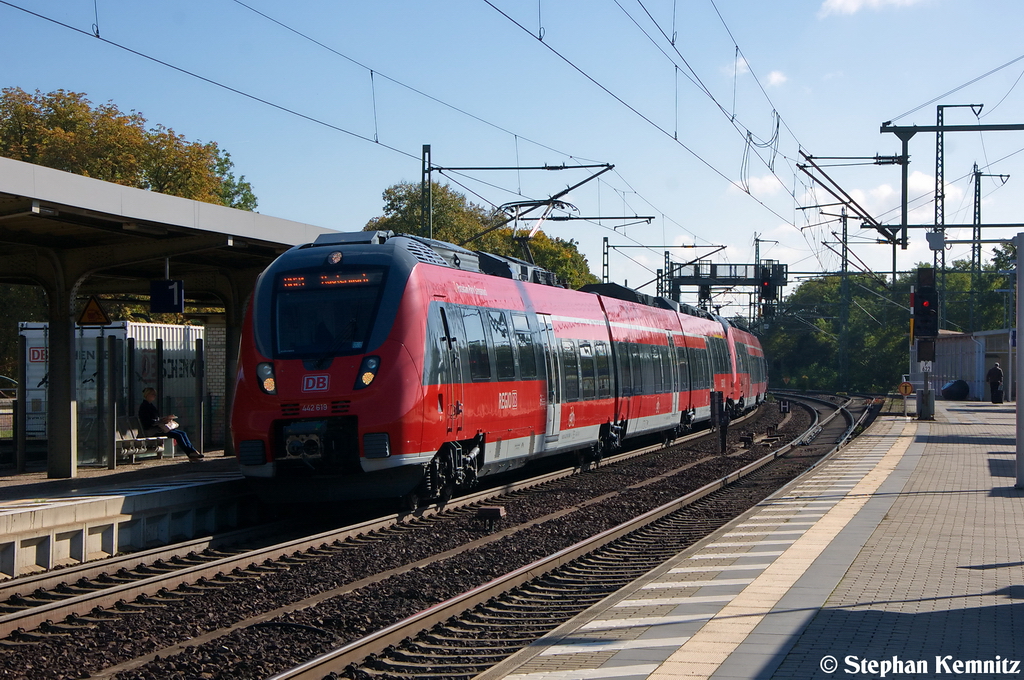 442 119/619  Potsdam Park Sanssouci  & 442 124/624 als RB21 (RB 18664) von Potsdam Griebnitzsee nach Wustermark in Potsdam Park Sanssouci. 09.10.2012