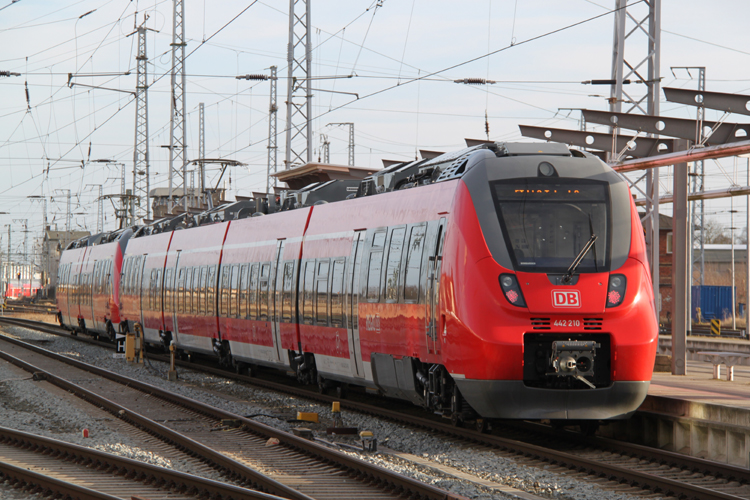 442 210 von Henningsdorf nach Langenhagen kurz vor der Ausfahrt im Rostocker Hbf.23.02.2012