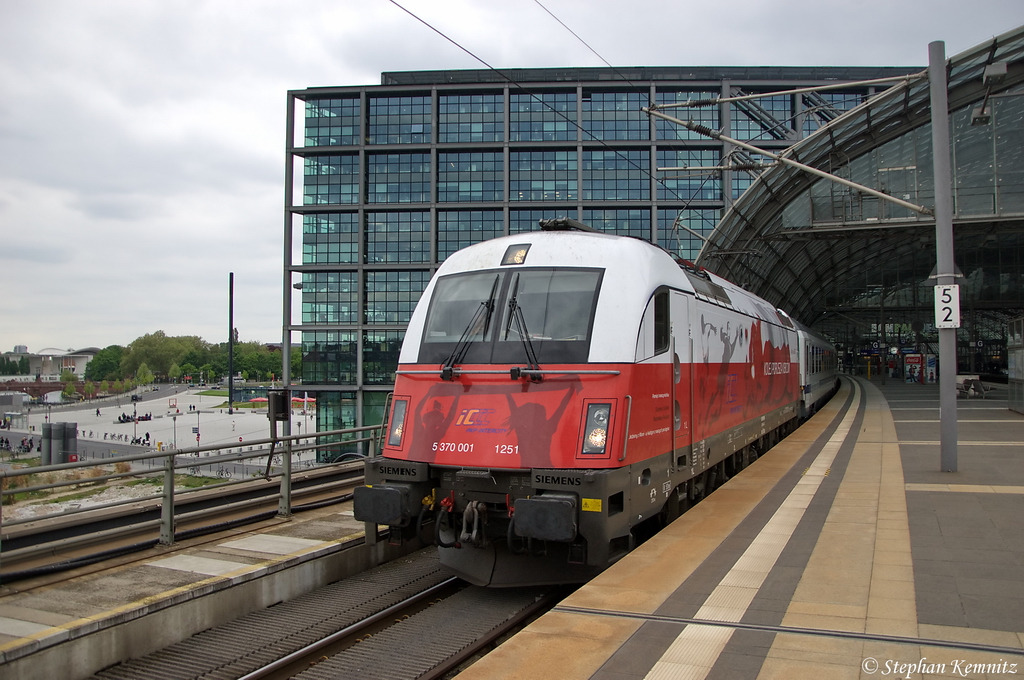 5 370 001  Polen  mit dem EC 45 von Berlin Hbf nach Warszawa Wschodnia, bei der Ausfahrt aus dem Berliner Hbf. 07.05.2012