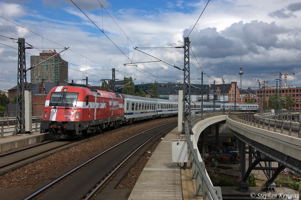 5 370 003  Dnemark  mit dem EC 44  Berlin-Warszawa-Express  von Warszawa Wschodnia nach Berlin Hbf, bei der Einfahrt in den Berliner Hbf. Wegen einem umgestrzter Baum im Gleis hatte der Zug hier eine Versptung von 80min gehabt. 14.07.2012