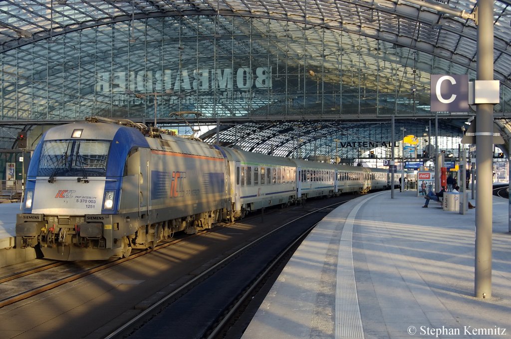 5 370 003 der PKP Intercity mit dem EC 44 aus Warszawa Wschodnia in Berlin Hbf. 10.01.2011