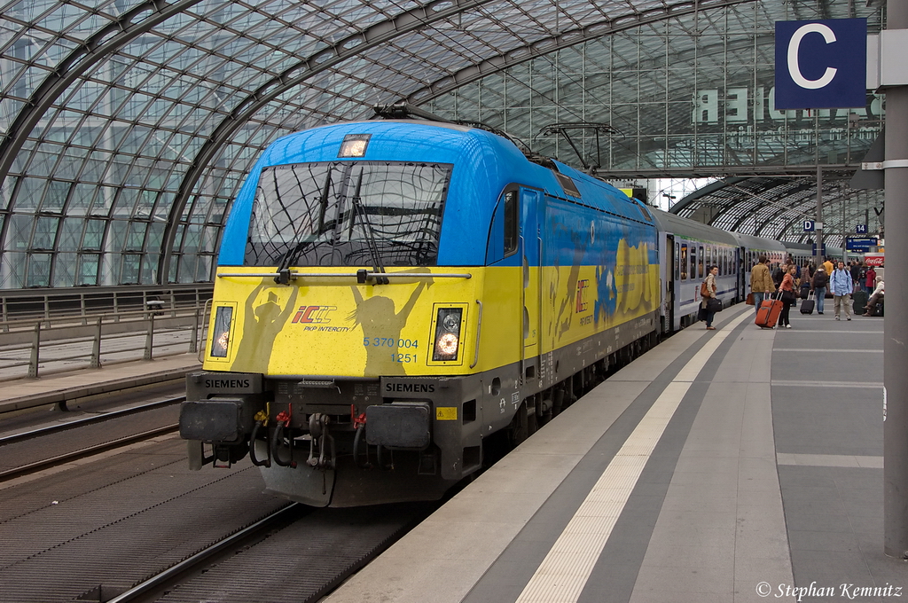 5 370 004  Ukraine  mit dem EC 44 von Warszawa Wschodnia nach Berlin Hbf, hat den Endbahnhof mit +12min erreicht. 07.05.2012