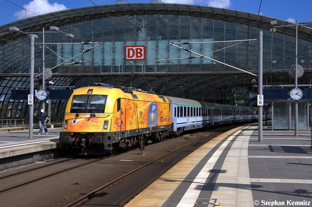 5 370 009  PGE Arena Gdansk  mit der Leergarnitur des EC 54  Berlin-Gdansk-Express  von Gdynia Glowna nach Berlin Hbf, bei der Ausfahrt aus dem Berliner Hbf. 14.08.2012