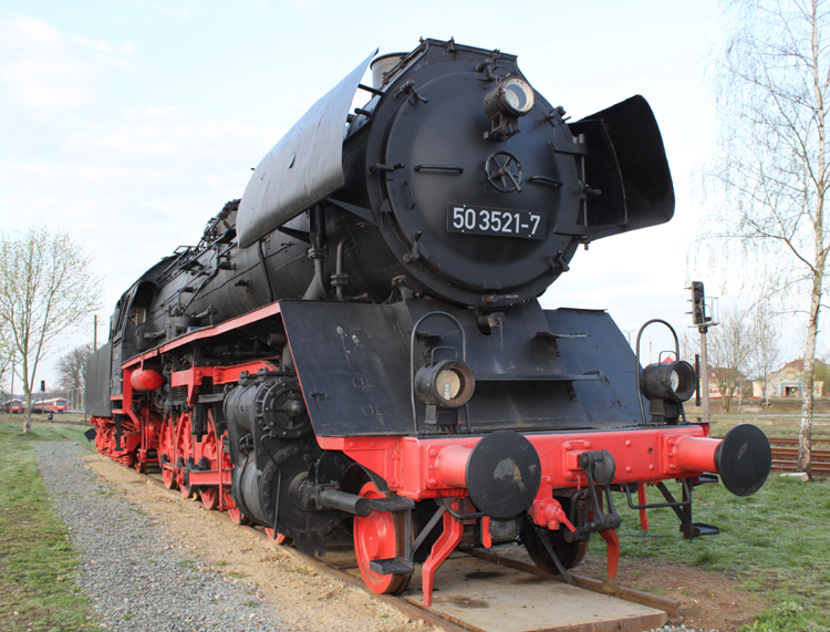 50 3521-7 steht vor dem Eisenbahnromantik-Hotel in Meyenburg im Hintergrund zusehen einige dnische Triebwagen.Aufgenommen am 16.04.2011