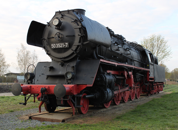 50 3521-7 steht vor dem Eisenbahnromantik-Hotel in Meyenburg im Hintergrund leicht versteckt ein Triebwagen von der 
Prignitzer Eisenbahn GmbH(PEG)