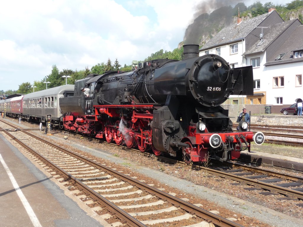 52 6106 steht in Gerolstein mit einem Sonderzug nach Kaisersesch zur Abfahrt bereit.