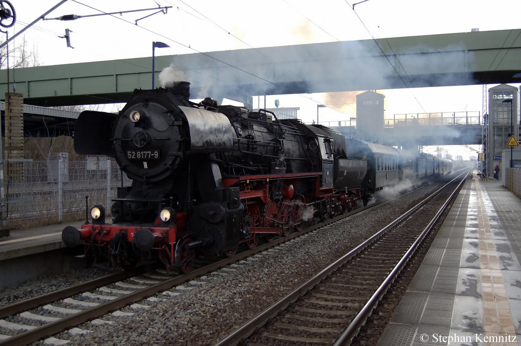 52 8177-9 mit dem DPF 91776 in Berlin-Hohenschnhausen. Hier musste der Dampfsonderzug einen auerplanmigen Halt einlegen, um die Fahrgste aus Berlin-Lichtenberg aufnehmen zu knnen. Der Halt in Berlin-Lichtenberg fiel aus. 26.03.2011