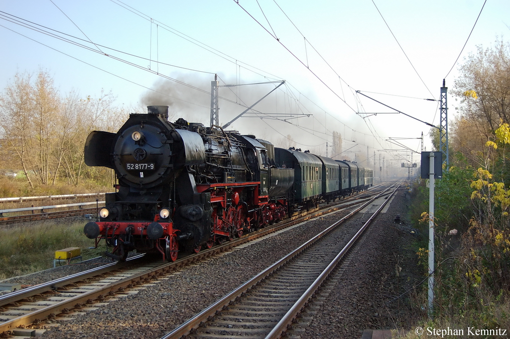 52 8177-9 mit einem Sonderzug  Berlin – Rundfahrt durch den Berliner Osten  von Berlin Ostbahnhof nach Berlin Ostbahnhof. Hier bei der dritten und letzten Runde des Tages in Berlin-Hohenschnhausen Richtung Karower Kreuz unterwegs. 29.10.2011