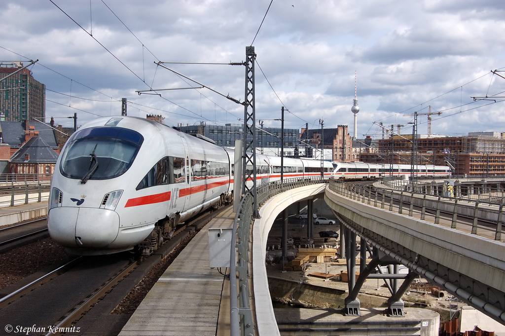 605 018/518  Jever  als ICE 38 von Koebenhavn H nach Berlin Ostbahnhof und 605 006/506 als ICE 381 von Aarhus nach Berlin Ostbahnhof. Zusammen verlassen sie den Berliner Hbf. 01.04.2012