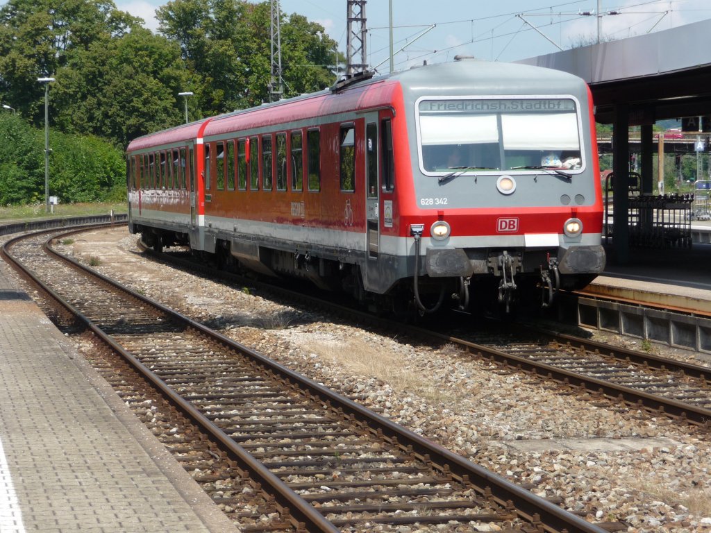 628 343 fhrt in den Lindauer Hauptbahnhof ein, um kurz darauf nach Friedrichshafen zurckzufahren.