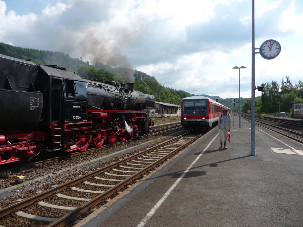 628 529 fhrt neben 52 6106 in Gerolstein ein. 10.08.2011