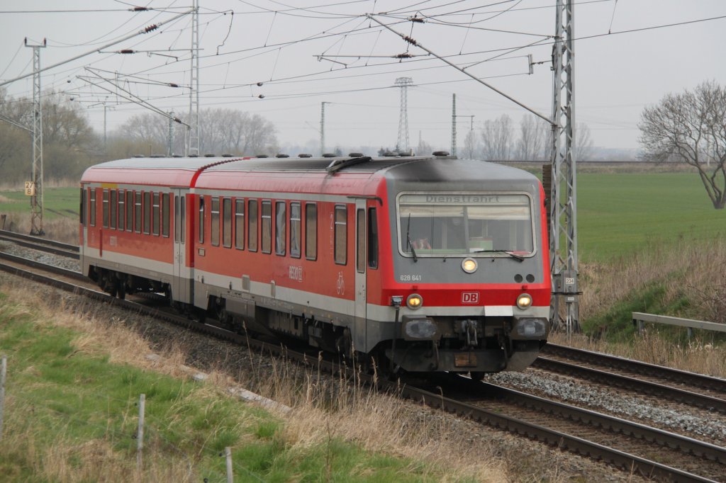 628 641-2 als Dienstfahrt von Rostock Hbf nach Schwerin/Gstrow bei der Durchfahrt in Sildemow am 12.04.2012