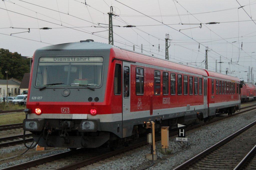 628 657-8 wartet als Dienstfahrt im Rostocker Hbf auf Rangier-Fahrt.17.08.2012