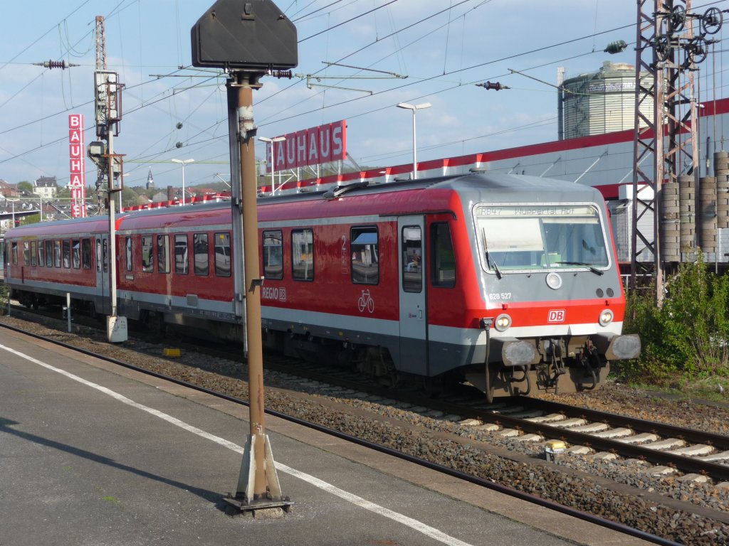 628/928 527 verlsst den Bahnhof Wuppertal-Oberbarmen. 15.04.2011 
RB47 -> Wuppertal Hauptbahnhof