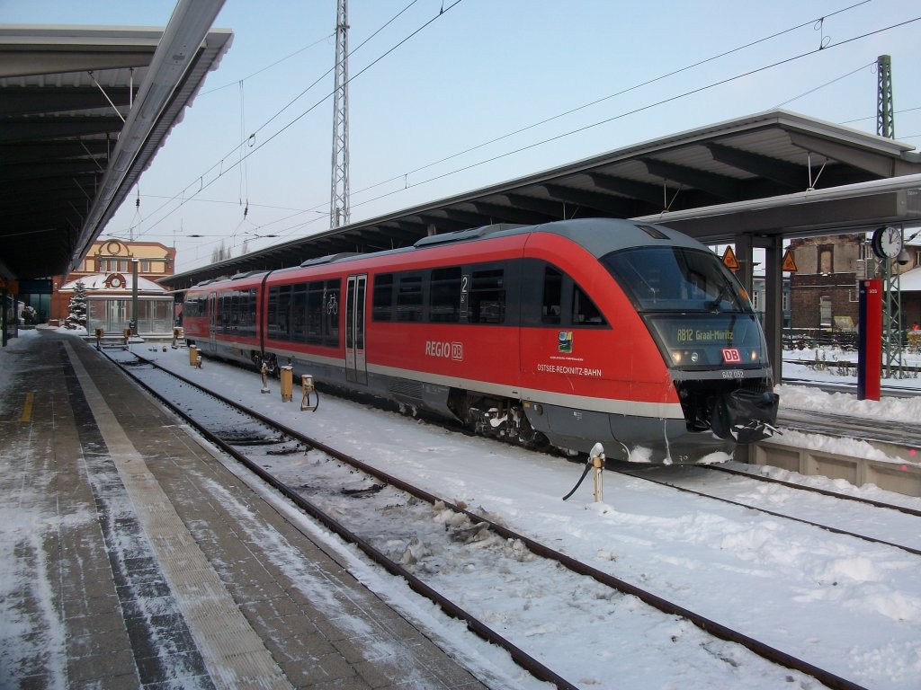 642 052 nach Graal Mritz am 04.Dezember 2010 auf Gleis 4 im Rostocker Hbf.