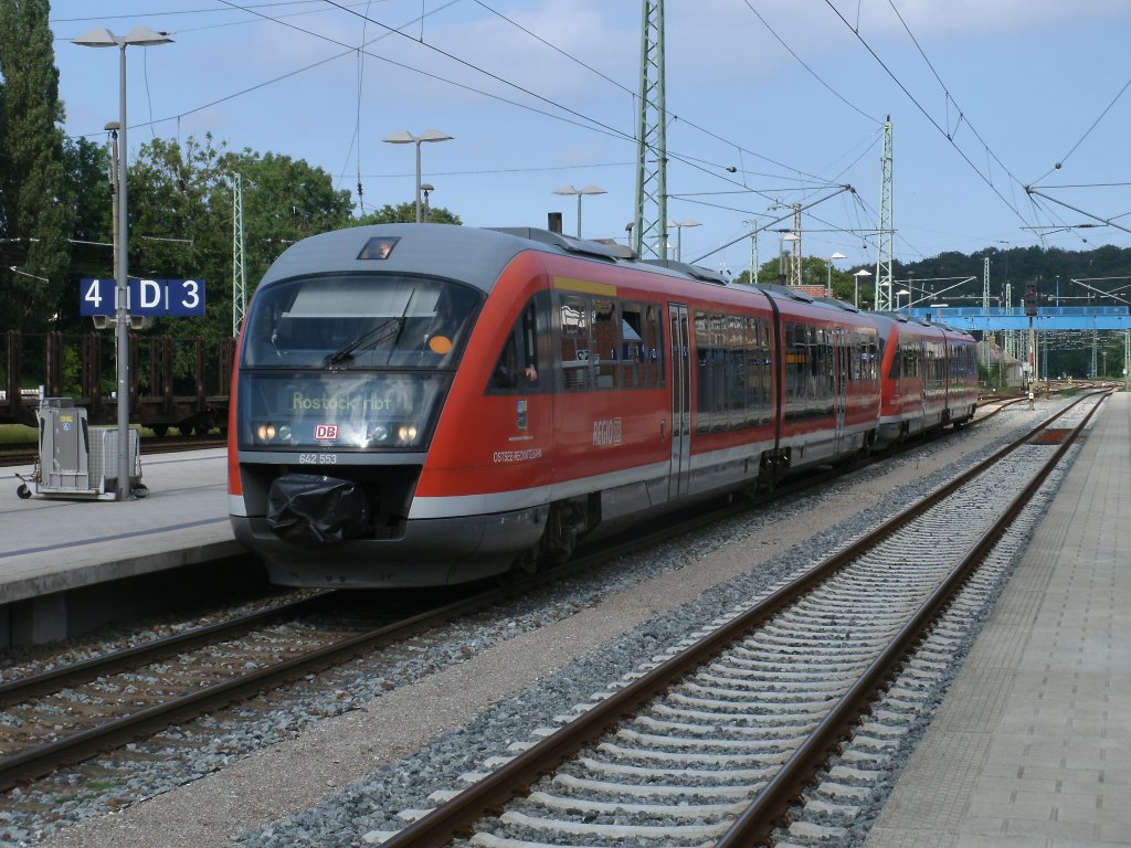 642 053/553 und 642 050/550 als RE 13012 Sassnitz-Rostock(!) am 13.August 2011 beim Halt in Bergen/Rgen.