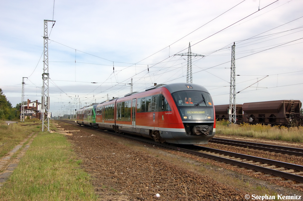 642 057/557  Stadt Wilkau-Halau  der Erzgebirgsbahn Chemnitz in Satzkorn und fuhr in Richtung Golm weiter. An der Scharfenbergkupplung hatte sie den ersten Desiro-Hybrid 642 129/629 der auf der InnoTrans 2012 in Berlin vorgestellt worden ist. Netten Gru an den Tf! 25.09.2012