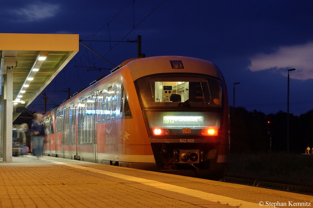 642 169/669 & 642 168/668 als RB13 (RB 17954) von Rathenow nach Braunschweig Hbf in Rathenow. 13.09.2011