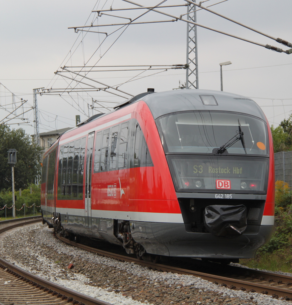 642 185-2 als S3 von Rostock-Seehafen/Nord nach Rostock Hbf bei der Einfahrt in Rostocker Hbf,auch das werden die letzten Bilder auf der S3 sein,Mitte Mai 2012 besttigte das Ministerium fr Energie, Infrastruktur und Landesentwicklung Mecklenburg-Vorpommern,dass die zuknftige Linie S4 zum Rostocker Seehafen nicht eingefhrt werden soll,sondern der Personenverkehr zum Seehafen am 9.Dezember 2012 komplett abbestellt wird.14.09.2012