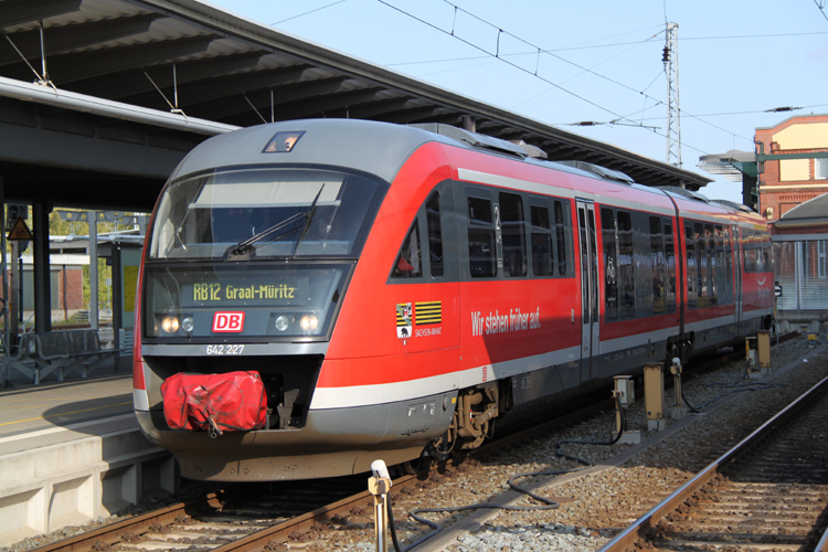 642 227-2 vom BW Magdeburg steht als RB12 von Rostock Hbf nach Graal-Mritz am Gleis 5 und wartet auf Fahrgste.(05.05.2011)