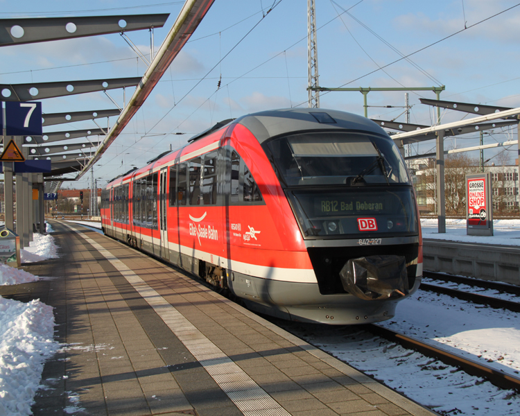 642 227 als RB 13240 von Graal-Mritz nach Bad Doberan bei der Ausfahrt im Rostocker Hbf.01.02.2012