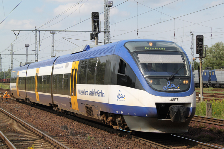 643 114-1(OLA VT 0007)als OLA79763 von Rostock Hbf nach Gstrow kurz nach der Ankunft im Bahnhof Rostock-Seehafen Grund:Witterungsbebedingte-Strung entlang der Strecke Rostock Hbf -Gstrow ist der Streckenabschnitt Rostock Hbf <->Kavelstorf gesperrt.03.08.2011
