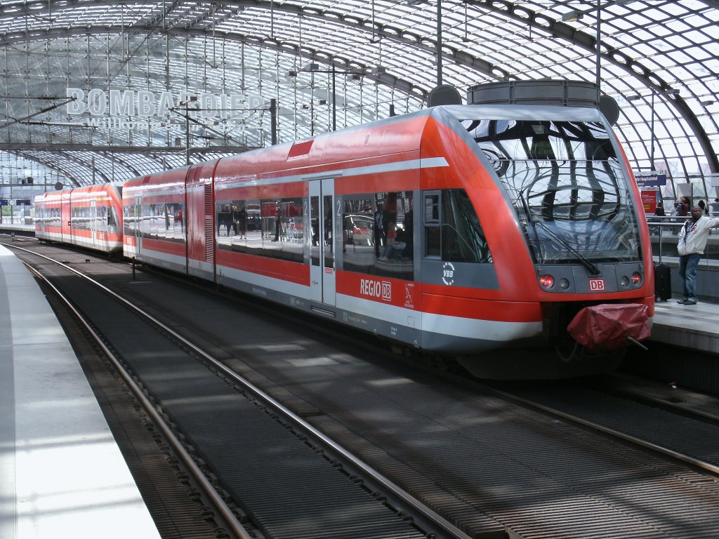 646 018-2 und 646 019-0,beide vom Bh Neuruppin,am 14.Juli 2012,im Berliner Lehrter Hbf.