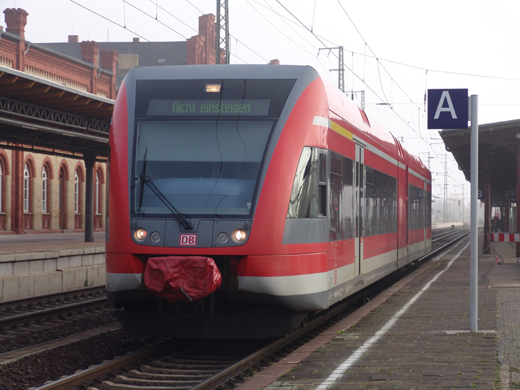 646er beim Rangieren im Bahnhof Stendal.(28.10.07)