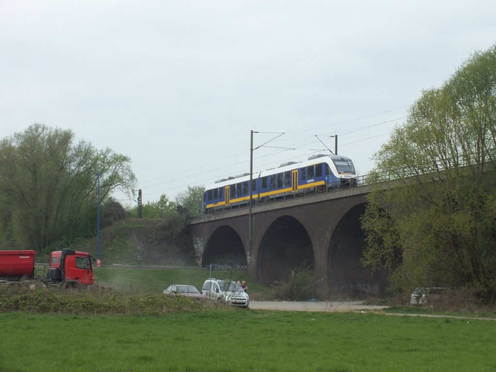 648 441 der NWB am 25.04.2013 auf der Rheinhausener Brcke.
RB31 -> Duisburg Hauptbahnhof