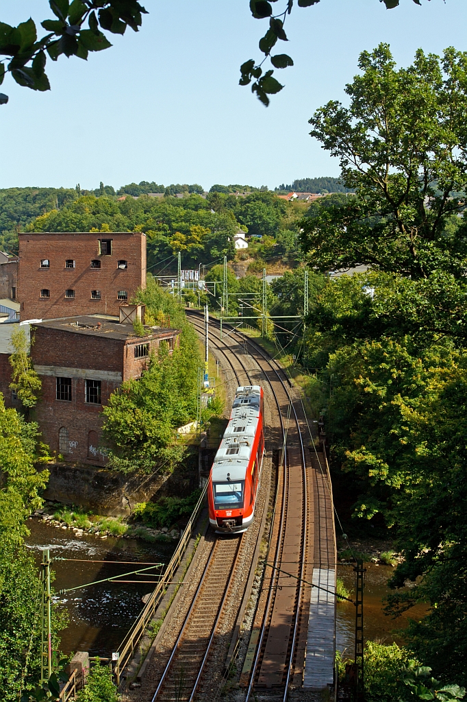 648 705 / 205 ein LINT 41 der DreiLnderBahn als RB 95 Sieg-Dill-Bahn (Dillenburg - Siegen - Betzdorf - Au/Sieg ) fhrt am 19.08.2012 in Richtung Au/Sieg, hier auf der Siegbrcke kurz vor dem 32 m langen Mhlburg-Tunnel (wird auch Mhleberg-Tunnel genannt) in Scheuerfeld / Sieg.