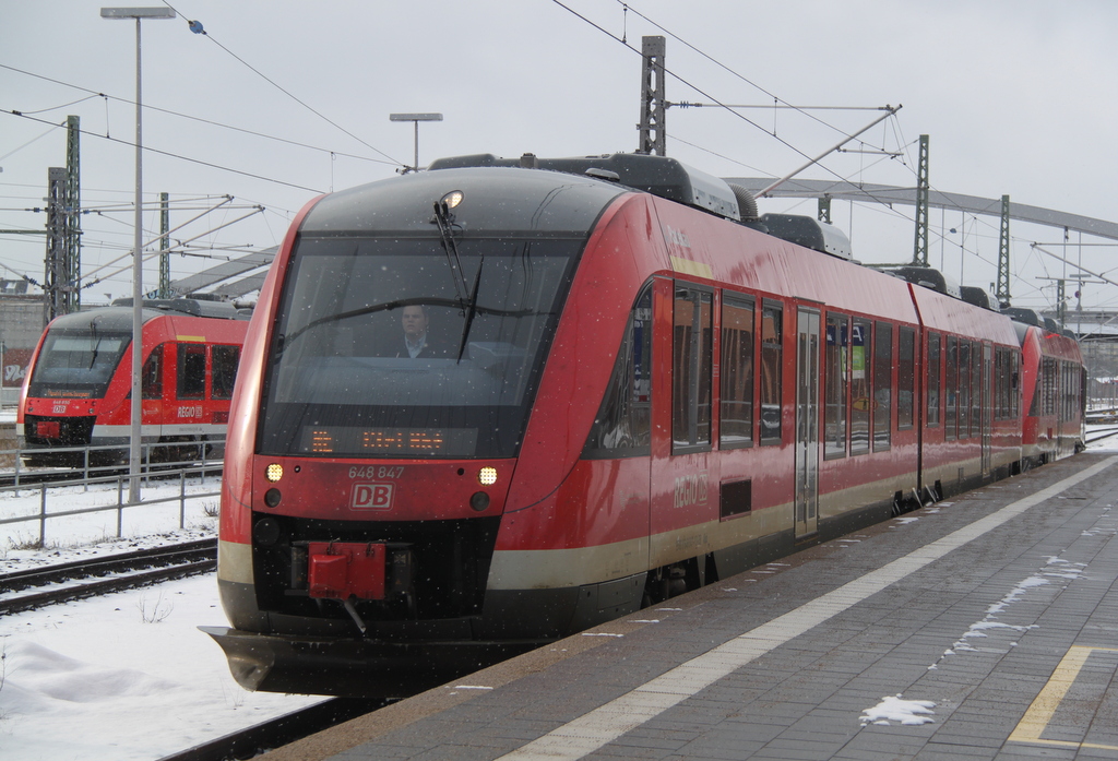 648 847 als RE 21614 von Lbeck Hbf nach Kiel Hbf bei der bereitstellung im Lbecker Hbf.09.02.2013