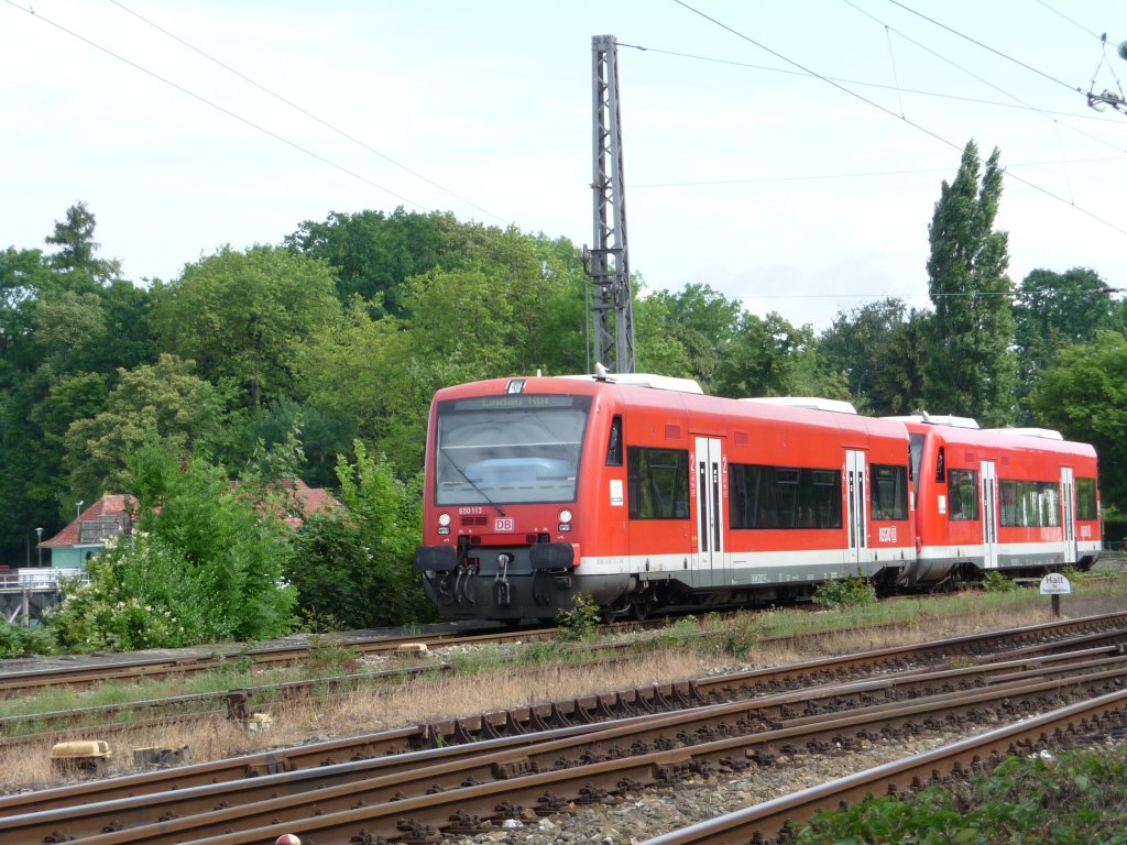 650 113 der RAB ZugBus erreicht gemeinsam mit einem Schwesterfahrzeug als Regionalbahn den Bodenseedamm in Lindau. 10.07.2009