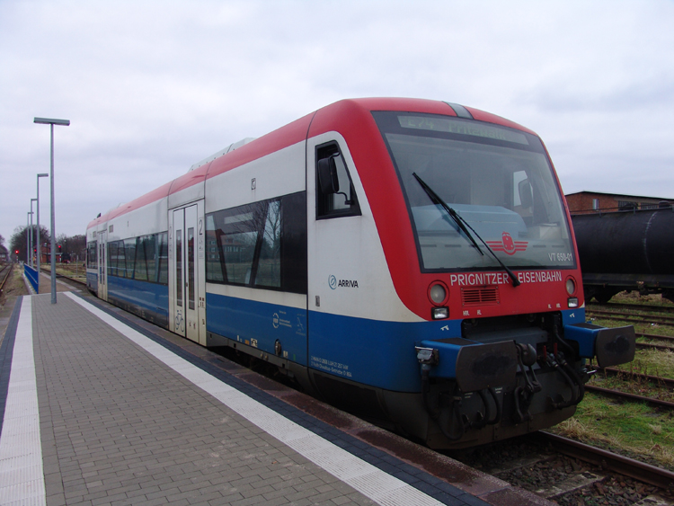 650 562-1 als PEG79677 von Meyenburg Richtung Pritzwalk kurz vor der Abfahrt im Bahnhof Meyenburg.(16.01.2011)