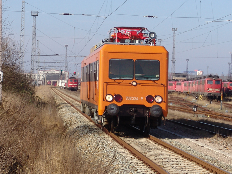 708 324-9 bei der Durchfahrt in Hhe Hp Rostock-Toitenwinkel.(11.03.09