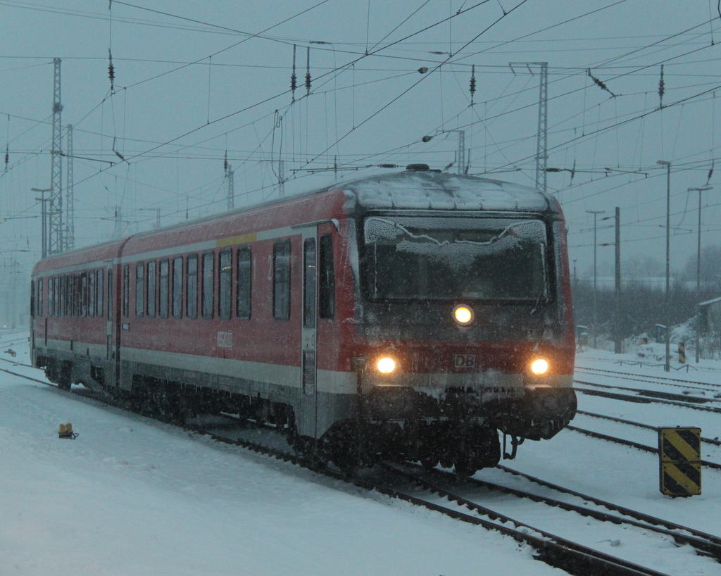 928 243-4 beim Rangieren im Rostocker Hbf.09.12.2012