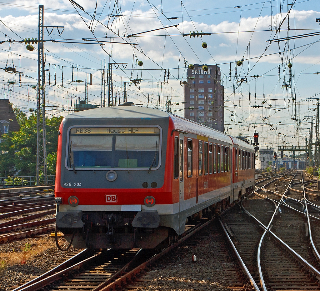 928 704 / 628 704 der DB verl�sst am 07.07.2012 als RB 38 - Erft-Bahn den Hbf K�ln in Richtung Neuss. Der Triebwagen wurde 1995 von der D�WAG (D�sseldorfer Waggonfabrik AG),  unter den Fabriknummern 91339 Motorwagen und 91340 Steuerwagen, gebaut.