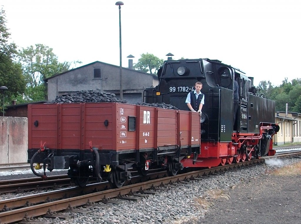 99 1782 rangierte an einem Sommertag einen beladenen Kohlewagen in Putbus.