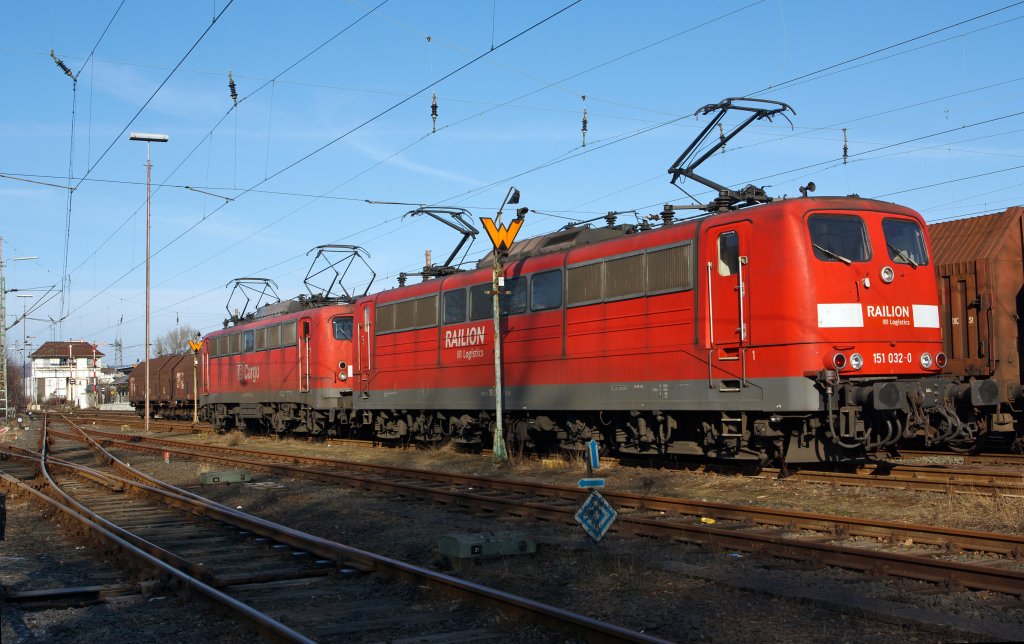 Abgestellt am 11.02.2012 in Kreuztal 151 032-0 und dahinter 140 528-1 der DB Schenker Rail. Bei den niedrigen Temperaturen werden die Loks aufgeb�gelt abgestellt, um sie auf Betriebstemperatur zu halten.