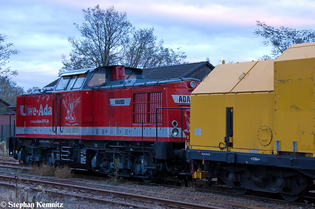 ADAM 21  Rambo  (202 364-6) Uwe Adam EVU GmbH fr HGB - Hessische Gterbahn GmbH steht mit einem Bauzug in Rathenow. 02.11.2012