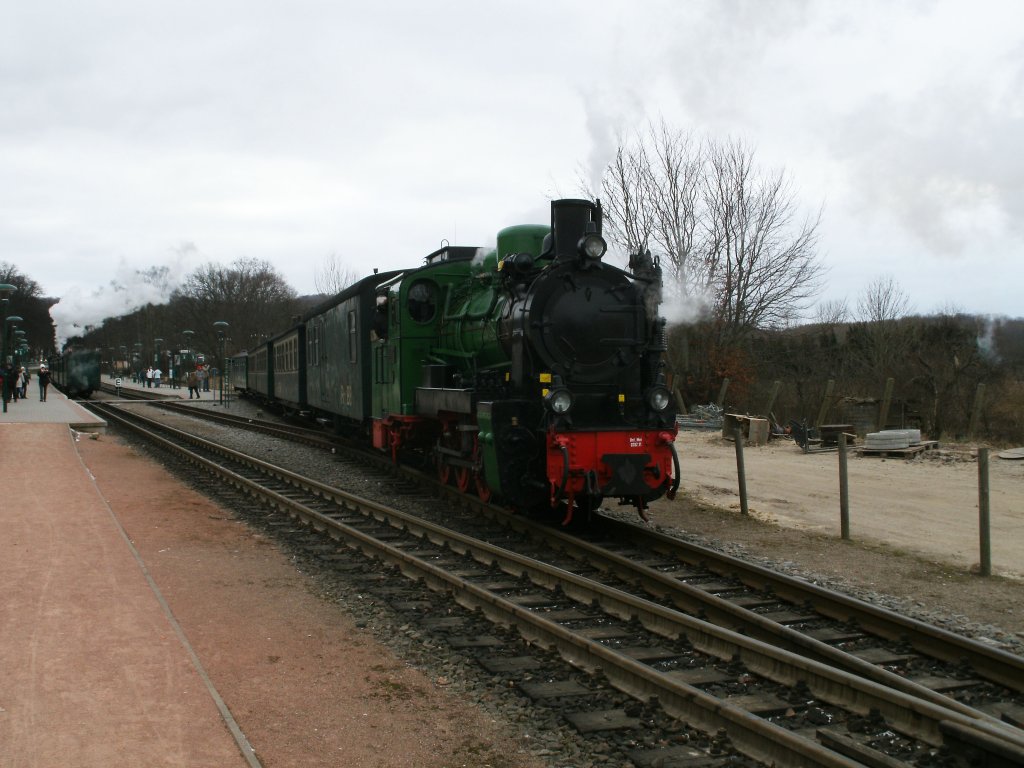 Alle zwei Stunden kommt es zur Zugkreuzung in Binz,so auch am 19.Februar 2011,nachdem 99 1782 mit ihren Zug aus Putbus eingefahren war,konnte Mh53 mit ihren Zug dann Binz verlassen.