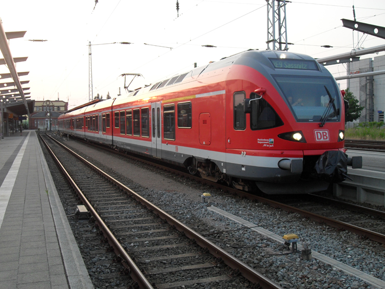 Als Abschluss einer 16 stndigen Bahntour von Rostock nach Berlin ber Stendal und Magdeburg bekam ich am Abend noch RE 33221 von Rostock Hbf Richtung Sassnitz,Auch dieser Zug musste warten weil der RE1 +25 Minuten Versptung hatte.Aufgenommen am 10.07.10 um 21.25 Uhr