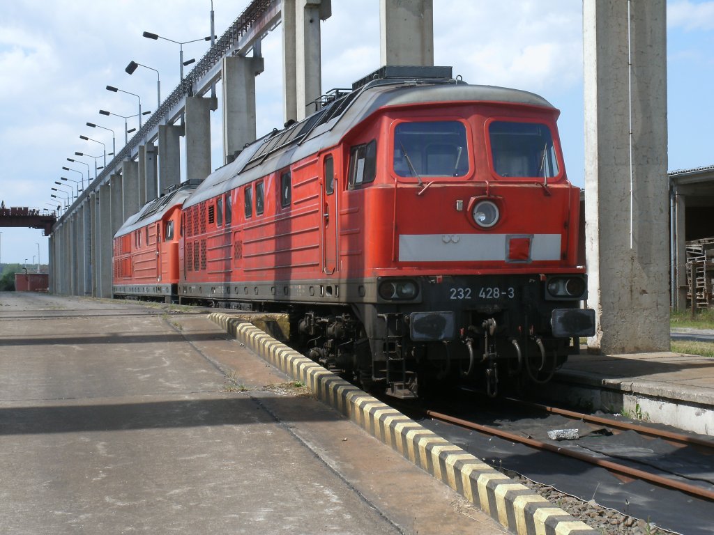 Am 01.Juni 2012 nach Mukran gekommen;232 428-3 und 233 281-5.Am 09.Juni 2012 standen beide Loks auf ihren Abstellplatz in Mukran.