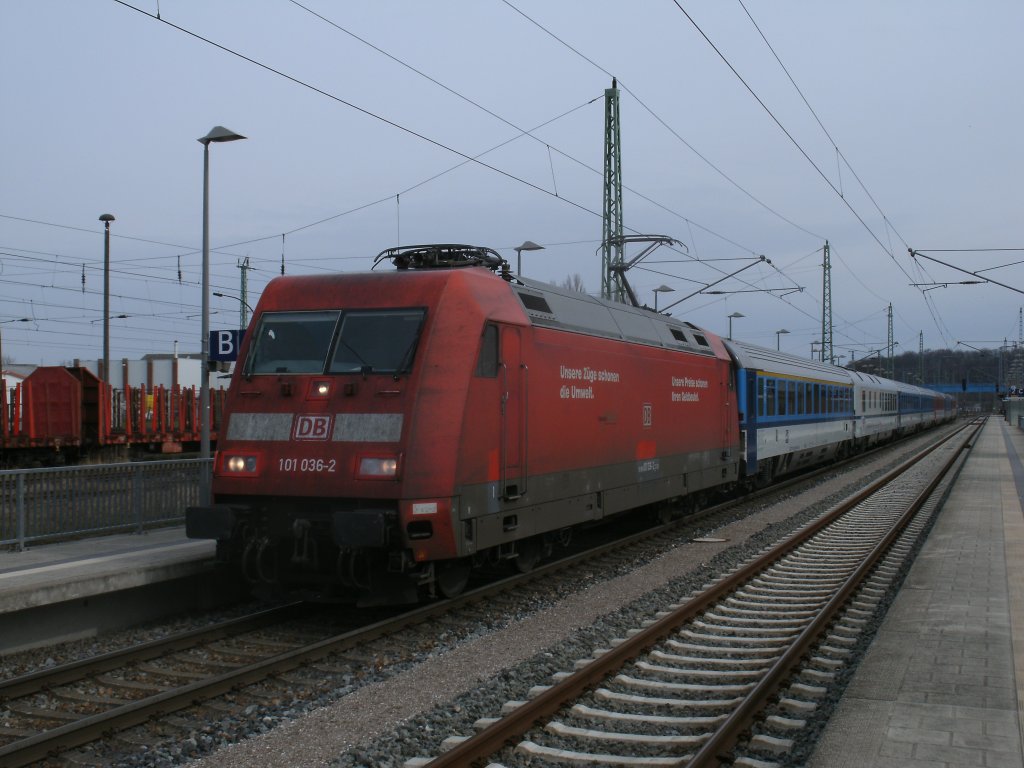 Am 09.April 2012 hielt 101 036-2 mit dem EC 379 Binz-Brno in Bergen/Rgen.