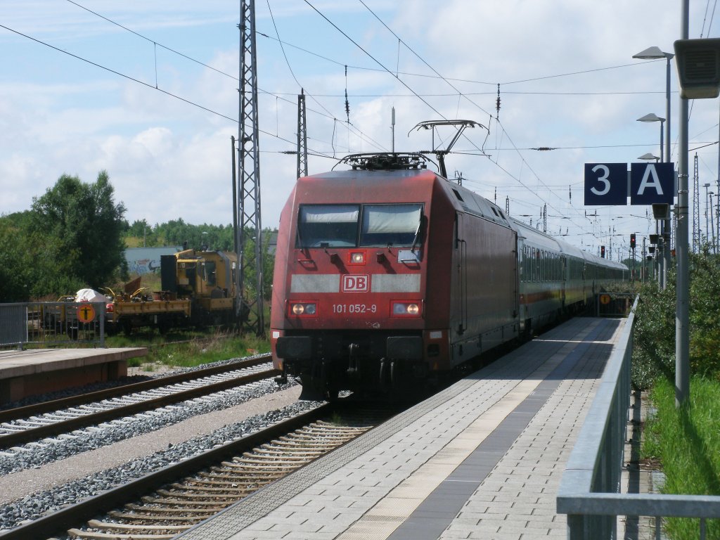 Am 18.Juli 2011,muten alle Zge ab Bergen/Rgen,wegen einer Oberleitungsstrung das linke Gleis in Richtung Lietzow benutzen,so auch 101 052 mit dem IC 2184,Hannover-Binz,so kam der Zug ber Gleis 3 in den Bahnhog Bergen eingefahren.